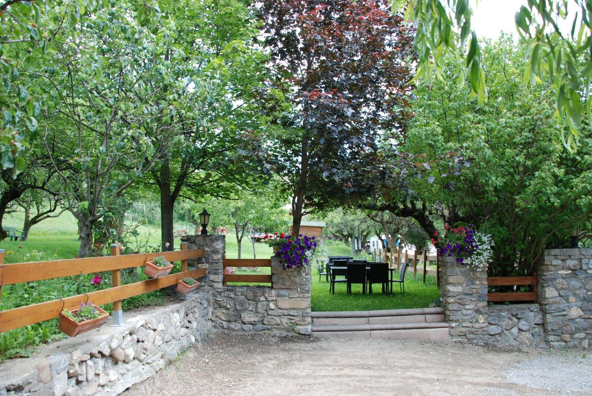 Hotel & Restaurant Le Chalvet Embrun Esterno foto